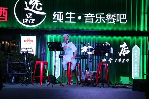  將復(fù)古女郎“請(qǐng)”到啤酒節(jié)，用年輕人的語(yǔ)言講述百年青啤的“新故事”