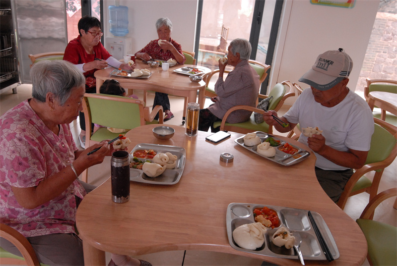 山東即墨：“愛(ài)心敬老食堂”讓老年人胃飽心暖