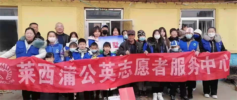 青島萊西水集街道月湖街社區(qū)開展“撿煙頭、倡文明”志愿服務(wù)活動(dòng)