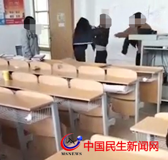 山東現(xiàn)代學(xué)院高校輔導(dǎo)員在教室內(nèi)毆打女生，校方：正在核查中